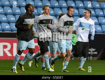 Soccer - npower Football League One - Coventry City / Crawley Town - Ricoh Arena. William Edjenguele, Carl Baker, Richard Wood und Callum Ball von Coventry City (von links nach rechts) wärmen sich vor dem Spiel auf Stockfoto