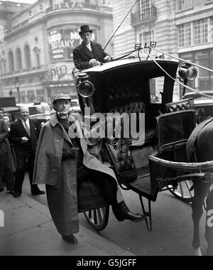 Der englische Schauspieler Carleton Hobbs, bekleidet als Sir Arthur Conan Doyles weltberühmter Detektiv Sherlock Holmes, wird in einem Taxi zum Criterion Restaurant im Piccadilly Circus, London, gebracht. Er ist Zeuge der Enthüllung einer Tafel, auf der das Treffen seiner Figur mit Dr. Watson in der Long Bar im Jahr 1851 aufgezeichnet wurde. Stockfoto