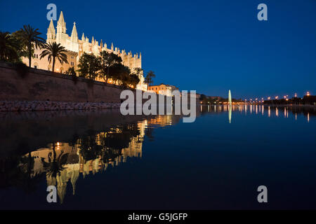 Horizontale (2 Bild Heftung) Nacht Zeit Panoramablick von der Kathedrale von Santa Maria von Palma, auch bekannt als La Seu auf Mallorca. Stockfoto