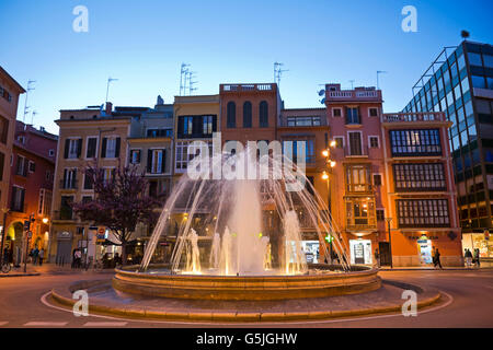 Horizontale Zeit Nachtansicht von Plaça De La Reina, Queens Plaza in Palma de Mallorca. Stockfoto