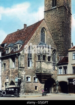 Ein Auto Parkt Vor der Ögidienkirche in Erfurt, Thüringen, 1920er Jahre. Ein Parkplatz vor der Aegidienkirche-Kirche in Erfurt, Thüringen, 1920er Jahre. Stockfoto