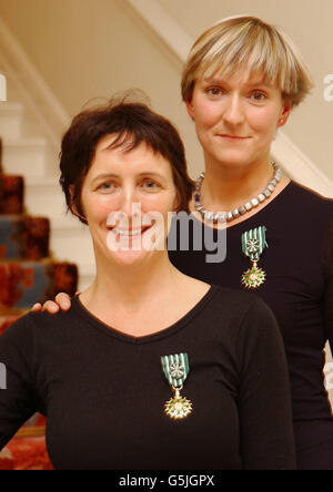 Die irische Schauspielerin Fiona Shaw (links) und Deborah Warner (rechts) zeigen bei einem Empfang in der französischen Botschaft in London ihre Medale des Artes et Lettres, die der französische Botschafter in Großbritannien, Daniel Bernard, für ihre Arbeit zur Förderung der französischen Kultur erhielt. Stockfoto