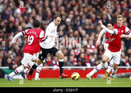 Fulhams Dimitar Berbatov (Mitte) kämpft mit Arsenals um den Ball Santi Cazorla (links) und Mikel Arteta (rechts) Stockfoto