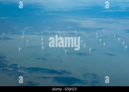 Horizontale Luftaufnahme eines Windparks auf der nördlichen Küste von Kent, Großbritannien Stockfoto