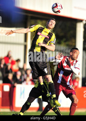 Kaid Mohamed von Cheltenham Town und Marcus Holness von Burton Albion während des Spiels npower Football League Two im Abbey Business Stadium in Cheltenham. Stockfoto