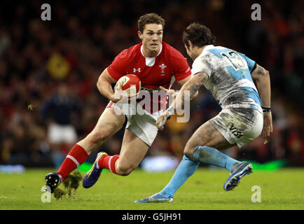 Rugby Union - Dove Men's Series - Wales / Argentinien - Millennium Stadium. George North aus Wales wird während des Spiels der Dove Men Series im Millennium Stadium in Cardiff mit dem Argentinier Gonzalo Tiesi konfrontiert. Stockfoto