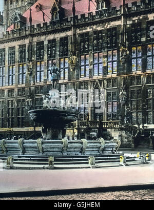 Der Karlsbrunnen von 1620 Auf Dem Marktplatz Vor Dem Rathaus von Aachen, 1920er Jahre. Karl der große Brunnen auf dem Hauptmarkt vor dem Aachener Rathaus, 1920er Jahre. Stockfoto