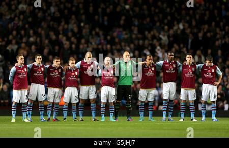 Fußball - Barclays Premier League - Aston Villa gegen Manchester United - Villa Park. Die Spieler der Aston Villa beobachten eine Schweigeminute zu Ehren des Gedenktages. Stockfoto