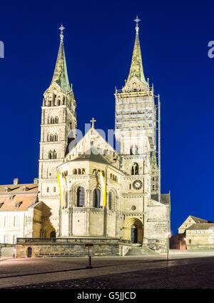 Beleuchtete Kathedrale von Bamberg in der Nacht Stockfoto