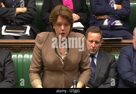 Kulturministerin Maria Miller gibt vor dem Unterhaus eine Erklärung zur anhaltenden Krise bei der BBC ab. Stockfoto