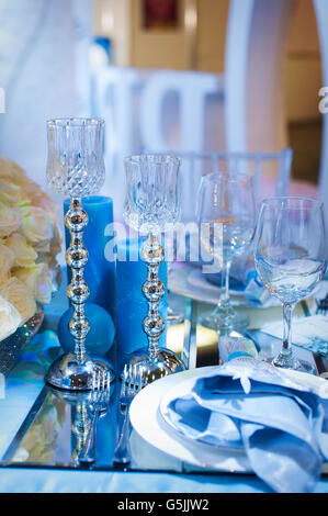 Gedeckter Tisch im maritimen Stil mit Kerzen Stockfoto
