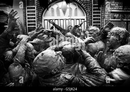 Menschen, die mit Schlamm an Ashura Zeremonie in Bidjar, Iran abgedeckt habe. (Tag des Gedenkens Karbala) Stockfoto