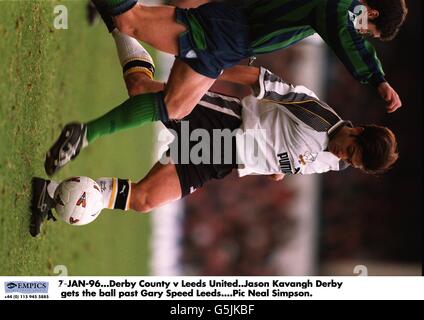 7-JAN-96. Derby County / Leeds United. Jason Kavanagh Derby holt sich den Ball an Gary Speed Leeds vorbei Stockfoto