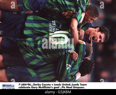 7-JAN-96. Derby County / Leeds United. Das Leeds Team feiert Gary McAllisters Tor Stockfoto