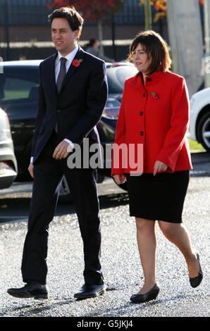 Labour-Chef Ed Miliband besucht das National Cycling Center in Manchester mit Lucy Powell, Labours parlimentäre Kandidatin für Manchester Central. Stockfoto