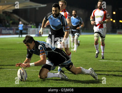 Rugby Union - RaboDirect pro 12 - Glasgow Warriors gegen Newport-Gwent Dragons - Scotstoun Stadium. Peter Murchie von Glasgow Warriors versucht es beim RaboDirect PRO12-Spiel im Scotstoun Stadium, Glasgow. Stockfoto