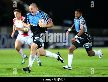 Rugby Union - RaboDirect pro 12 - Glasgow Warriors gegen Newport-Gwent Dragons - Scotstoun Stadium. Gordon Reid von Glasgow Warriors auf dem Weg zum Versuch während des RaboDirect PRO12-Spiels im Scotstoun Stadium, Glasgow. Stockfoto