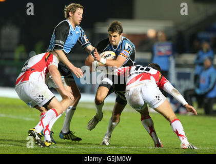 Peter Murchie von Glasgow Warriors im Einsatz gegen Newport-Gwent Dragons Dan Evans während des RaboDirect PRO12-Spiels im Scotstoun Stadium, Glasgow. Stockfoto
