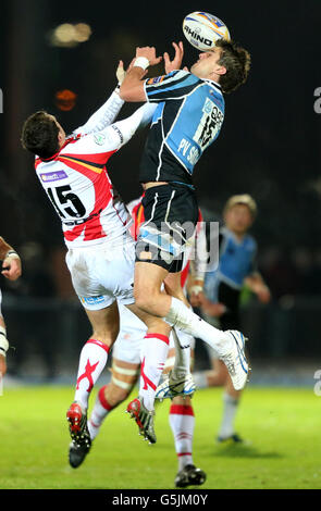 Peter Murchie von Glasgow Warriors im Einsatz gegen Newport-Gwent Dragons Dan Evans während des RaboDirect PRO12-Spiels im Scotstoun Stadium, Glasgow. Stockfoto