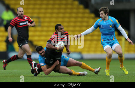 Rugby Union - Aviva Premiership - Saracens V Wasps - Vicarage Road. Saracens' Kameli Ratuvou wird vom Londoner Wespen Charlie Davies während des Premiership-Spiels von Aviva in der Vicarage Road, Watford, gefangen. Stockfoto