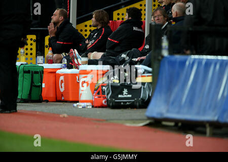 Rugby Union - Aviva Premiership - Saracens gegen London Wasps - Vicarage Road. Saracens' Alistair Hargreaves setzt sich auf die Bank, nachdem er das Feld auf einer Bahre verlassen hat Stockfoto