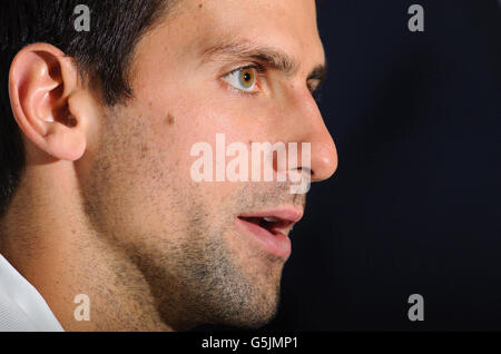 Novak Djokovic aus Serbien bei einer Pressekonferenz vor dem Barclays ATP World Tour Finale in der O2 Arena in London. Stockfoto