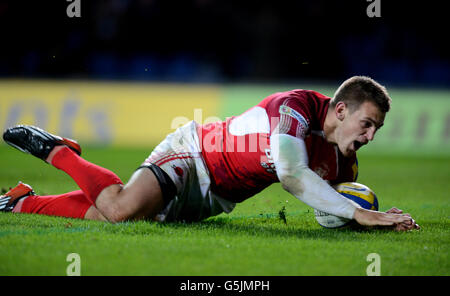 Rugby Union - Aviva Premiership - London Welsh gegen Bath Rugby - Kassam Stadium. Nick Scott aus London Welsh trifft den Treffer, um den siegreichen Versuch zu erzielen Stockfoto