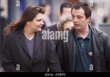 Sara und Michael Payne kommen am Lewes Crown Court in East Sussex an, um am Prozess gegen Roy Whiting teilzunehmen, dem Mann, der beschuldigt wird, ihre achtjährige Tochter Sarah entführt und getötet zu haben. Stockfoto