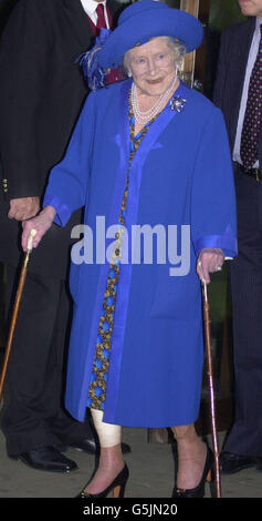 Queen Mother Besucht London. Die Queen Mother verlässt die Coutts Bank in The Strand, im Zentrum von London. Stockfoto