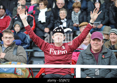 Fußball - Barclays Premier League - Fulham gegen Everton - Craven Cottage. Ein Fulham-Fan zeigt seine Unterstützung auf den Tribünen Stockfoto