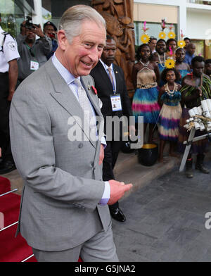 Der Prinz von Wales wird von Tänzern gesungen, als er das Airways Hotel in Port Moresby, Papua-Neuguinea, während der ersten Etappe einer Diamond Jubilee Tour in Papua-Neuguinea, Australien und Neuseeland verlässt. Stockfoto