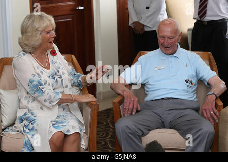 Die Herzogin von Cornwall spricht mit dem Veteranen der Kokoda-Kampagne, Len Griffiths, während eines Empfangs für Kokoda-Veteranen zum 70. Jahrestag der australischen Schlacht gegen Japaner im Airways Hotel in Port Moresby, Papua-Neuguinea, Während der ersten Etappe einer Diamond Jubilee Tour in Papua-Neuguinea, Australien und Neuseeland. Stockfoto