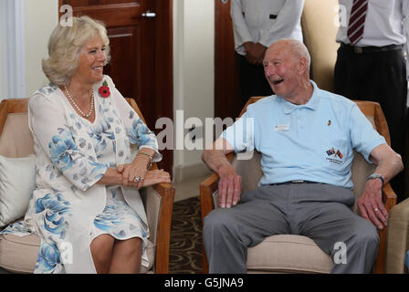 Die Herzogin von Cornwall spricht mit dem Veteranen der Kokoda-Kampagne, Len Griffiths, während eines Empfangs für Kokoda-Veteranen zum 70. Jahrestag der australischen Schlacht gegen Japaner im Airways Hotel in Port Moresby, Papua-Neuguinea, Während der ersten Etappe einer Diamond Jubilee Tour in Papua-Neuguinea, Australien und Neuseeland. Stockfoto