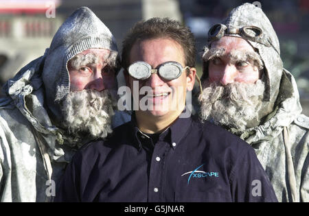 Ehemaliger Chief Executive des Millennium Dome PY Gerbeau mit zwei Eisexplorern auf dem Londoner Trafalgar Square. PY startete „Xscape“, seine neue Indoor-Wintersportanlage in Milton Keynes. Stockfoto