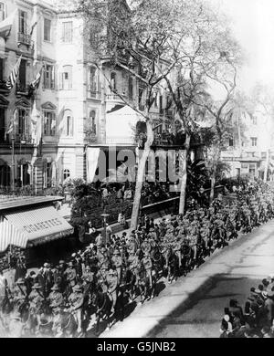 Neuseeländer passieren Shepheard Hotel in Kairo, Ägypten, während einer Militärparade vor General Sir John Maxwell. Stockfoto