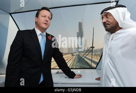 Premierminister David Cameron bringt die Dubai Metro mit seiner Hoheit Scheich Ahmed bin Saeed al Maktoum zum World Trade Centre, wo er eines der ersten völlig fahrerlosen Verkehrsnetze sah. Stockfoto