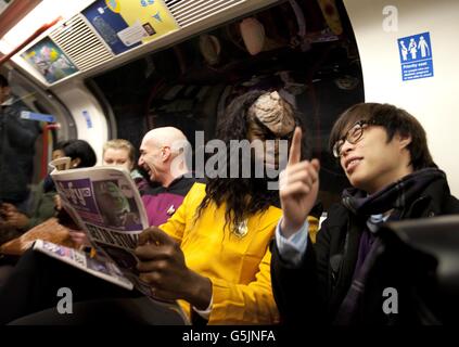 Schauspieler, die als Star Trek Charaktere Data, Worf und Picard verkleidet sind, schließen sich Pendlern auf der Central Line an, um den Start von Star Trek: The Next Generation in High-Definition, die auf Syfy, dem ersten Sender in Großbritannien, gezeigt wird, der die Rechte dazu erhält, jede Woche um 19 Uhr. Stockfoto