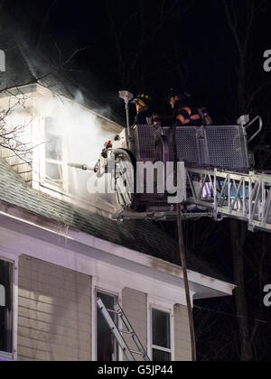 Chappaqua, New York - 11. April 2014: Feuerwehrleute aus Chappaqua und mehreren umliegenden Städten in Westchester County New York Kampf ein Feuer in einem Gebäude, das Whispering Pines Blumengeschäft und Wohnungen in Chappaqua, New York. Das Feuer begann um 01:00 Freitag Vormittag und ab 05:30 war das Feuer immer noch, mit starker Rauchentwicklung bedeckend die Umgebung. © 2014 Marianne A. Campolongo Stockfoto