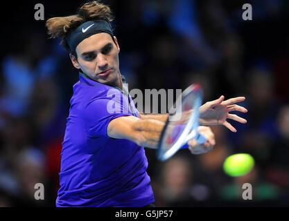 Tennis - Barclays ATP World Tour Finals - Tag zwei - O2 Arena. Der Schweizer Roger Federer im Einsatz gegen den serbischen Janko Tipsarevic während der Barclays ATP World Tour Finals in der O2 Arena, London. Stockfoto
