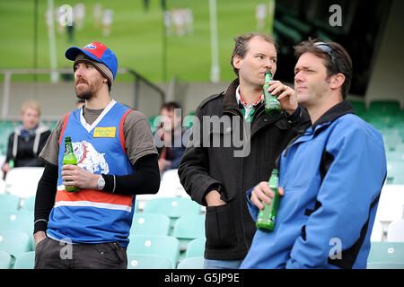 Australian Rules Football - AFL European Challenge Cup - Port Adelaide / Western Bulldogs - The KIA Oval. Australian Rules Football-Fans auf den Tribünen Stockfoto