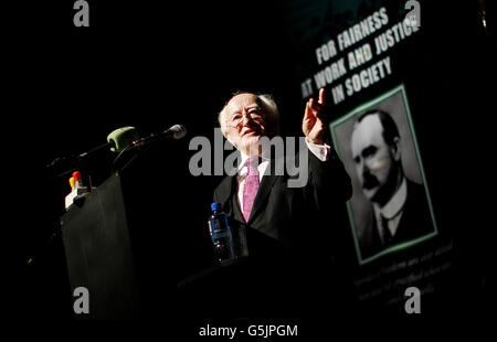 Präsident Michael D Higgins spricht in Liberty Hall Dublin vor einem Porträt von James Connolly bei der Enthüllung des Dublin Lockout Tapestry 1913. Stockfoto