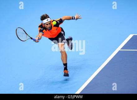 Der Spanier David Ferrer im Einsatz gegen den Argentinier Juan Martin del Potro bei den Barclays ATP World Tour Finals in der O2 Arena in London. Stockfoto