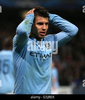 Sergio Aguero von Manchester City hat sich nach einem Tor niedergeschlagen Nicht erlaubt für Offside, die von der Punktzahl 3-2 gemacht würde Stockfoto