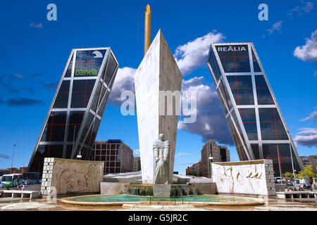 Die Kio Towers in Plaza de Europa in Madrid Stockfoto