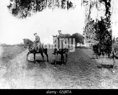 Prinz Alexander von Teck, auch bekannt als der Graf von Athlone, und General Französisch bei einer Armeeübung. Stockfoto