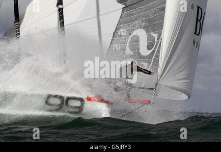 BISHER UNVERÖFFENTLICHTES BILD Weltumsender Segler Alex Thomson bereitet sich mit seiner Yacht Hugo Boss auf dem Solent in der Nähe seiner Basis in Gosport, Hampshire, auf das Vendee Globe Race vor. Thomson wird an der Startlinie von den britischen Konkurrenten Mike Golding und Samantha Davies begleitet. Stockfoto