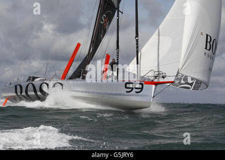 BISHER UNVERÖFFENTLICHTES BILD Weltumsender Segler Alex Thomson bereitet sich mit seiner Yacht Hugo Boss auf dem Solent in der Nähe seiner Basis in Gosport, Hampshire, auf das Vendee Globe Race vor. Thomson wird an der Startlinie von den britischen Konkurrenten Mike Golding und Samantha Davies begleitet. Stockfoto