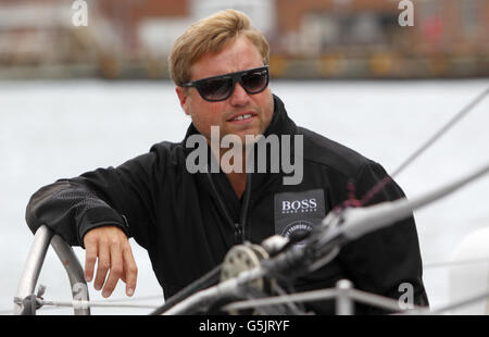 BISHER UNVERÖFFENTLICHTES BILD Weltumsender Segler Alex Thomson bereitet sich mit seiner Yacht Hugo Boss auf dem Solent in der Nähe seiner Basis in Gosport, Hampshire, auf das Vendee Globe Race vor. Thomson wird an der Startlinie von den britischen Konkurrenten Mike Golding und Samantha Davies begleitet. Stockfoto