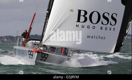 BISHER UNVERÖFFENTLICHTES BILD Weltumsender Segler Alex Thomson bereitet sich mit seiner Yacht Hugo Boss auf dem Solent in der Nähe seiner Basis in Gosport, Hampshire, auf das Vendee Globe Race vor. Thomson wird an der Startlinie von den britischen Konkurrenten Mike Golding und Samantha Davies begleitet. Stockfoto