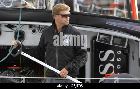 BISHER UNVERÖFFENTLICHTES BILD Weltumsender Segler Alex Thomson bereitet sich mit seiner Yacht Hugo Boss auf dem Solent in der Nähe seiner Basis in Gosport, Hampshire, auf das Vendee Globe Race vor. Thomson wird an der Startlinie von den britischen Konkurrenten Mike Golding und Samantha Davies begleitet. Stockfoto